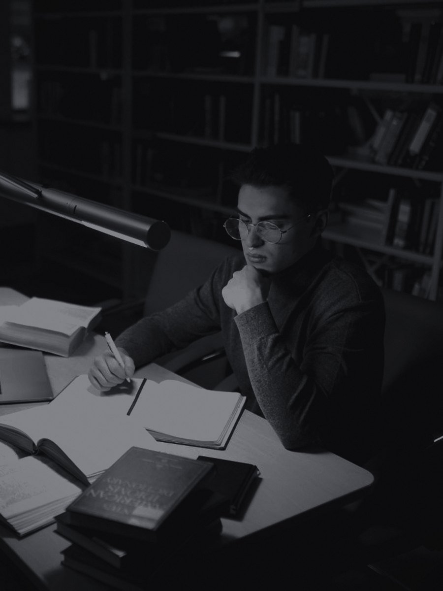 Candidato estudando de madrugada